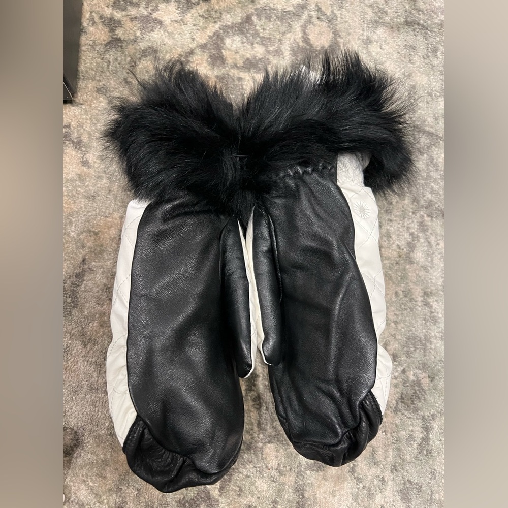 NWT - UGG white and black quilted nylon smart Mittins